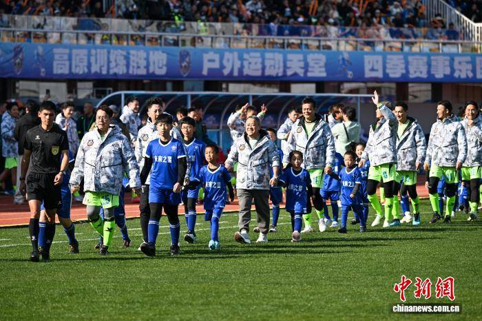 开云官网香港明星(xīng)足球(qiú)隊(duì)走进云南昆明擧(jǔ)行友谊赛
