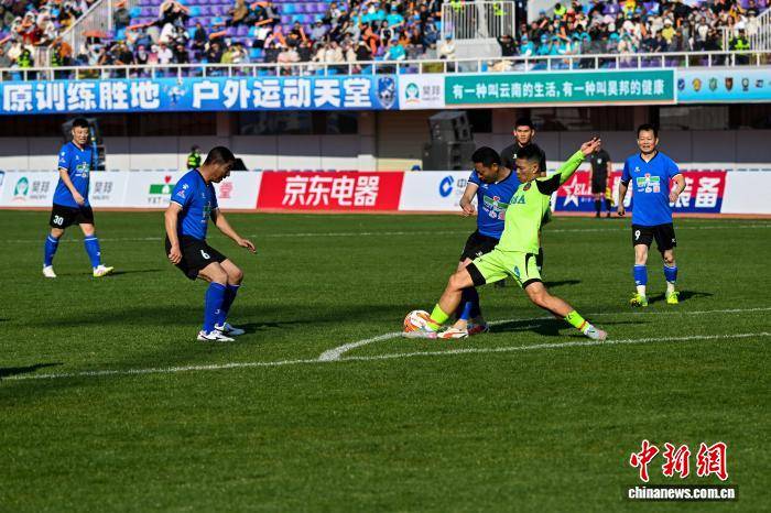 开云官网香港明星(xīng)足球(qiú)隊(duì)走进云南昆明擧(jǔ)行友谊赛