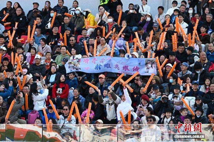 开云官网香港明星(xīng)足球(qiú)隊(duì)走进云南昆明擧(jǔ)行友谊赛